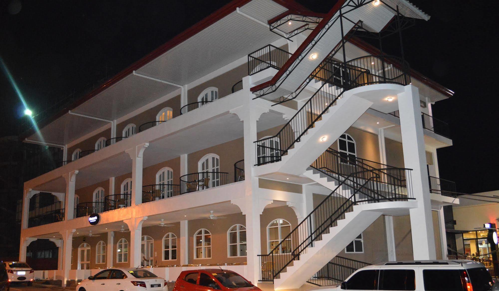 Kingsley'S Hotel And Gastro Pub Mabalacat Exteriör bild