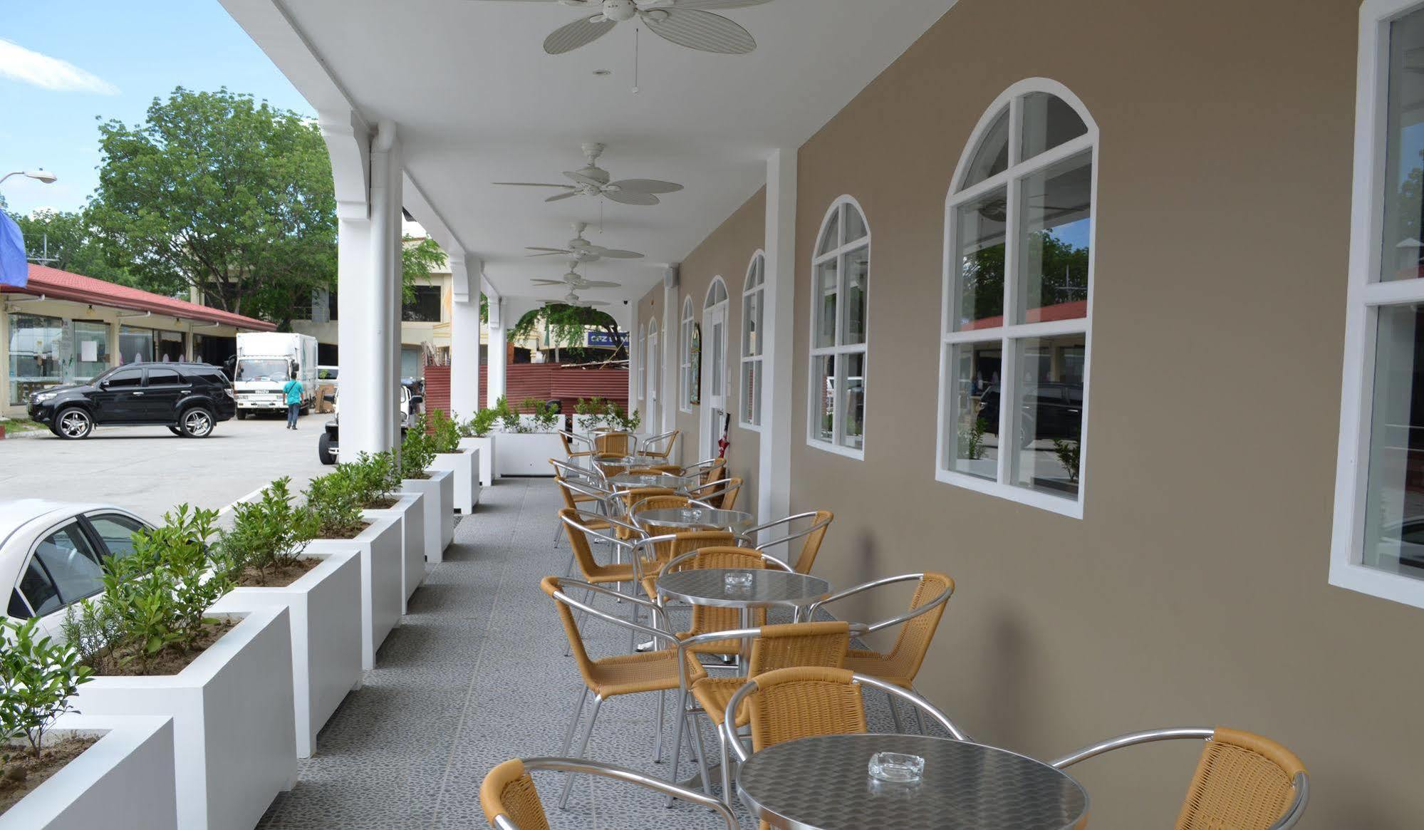 Kingsley'S Hotel And Gastro Pub Mabalacat Exteriör bild