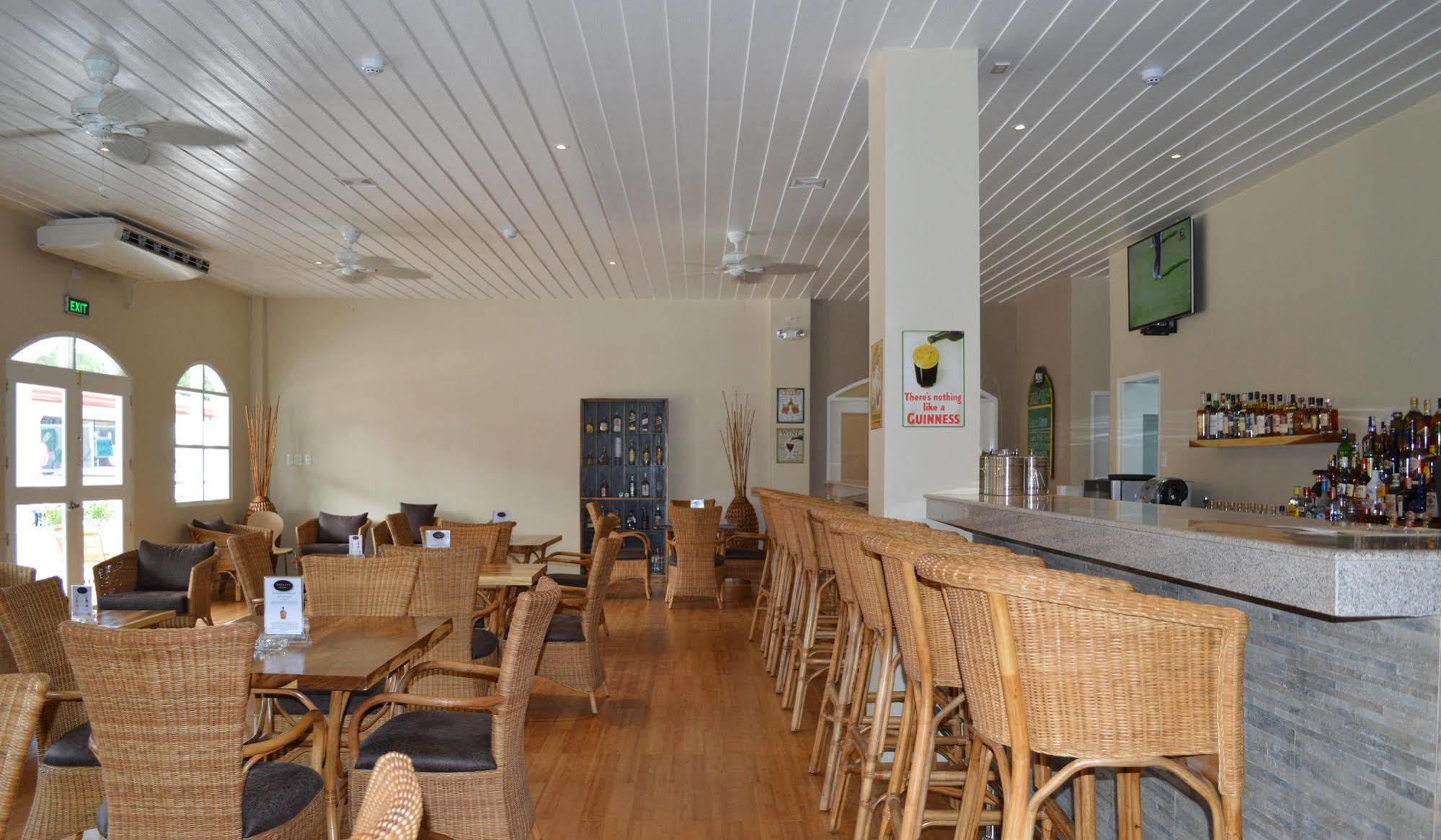 Kingsley'S Hotel And Gastro Pub Mabalacat Exteriör bild