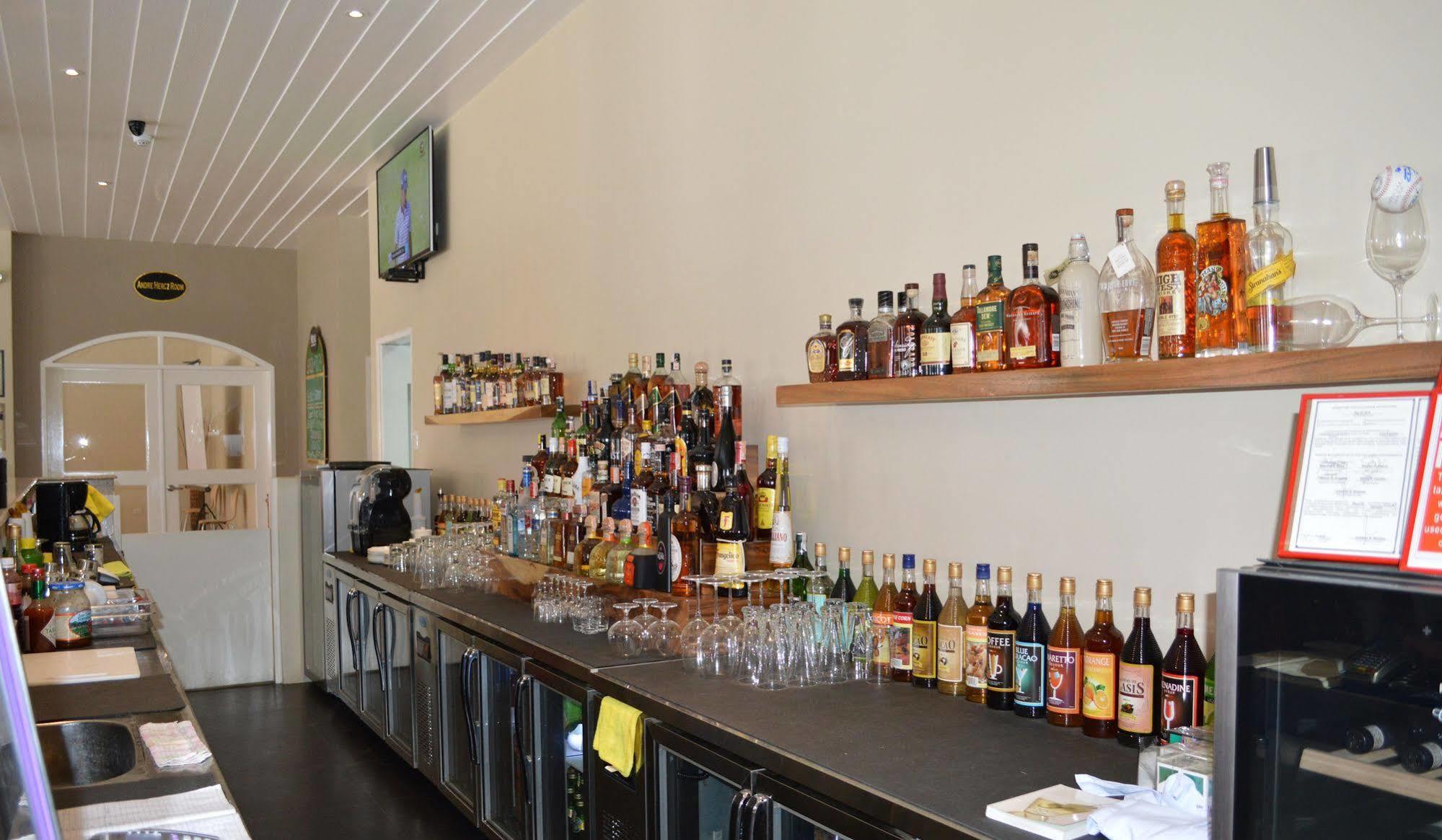 Kingsley'S Hotel And Gastro Pub Mabalacat Exteriör bild