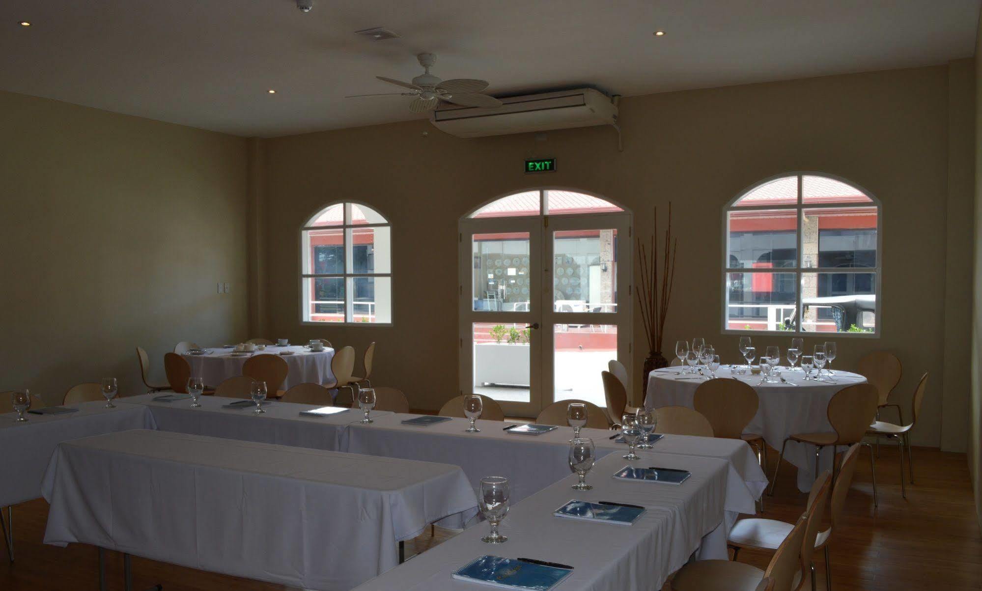 Kingsley'S Hotel And Gastro Pub Mabalacat Exteriör bild