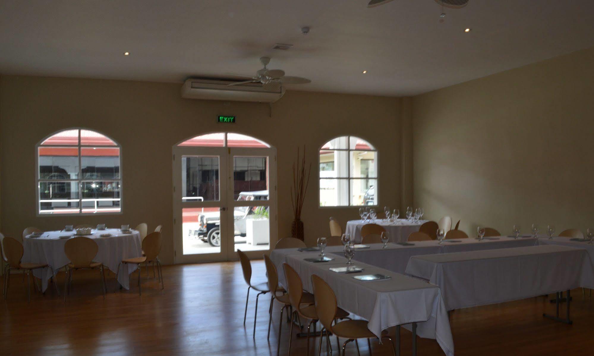 Kingsley'S Hotel And Gastro Pub Mabalacat Exteriör bild