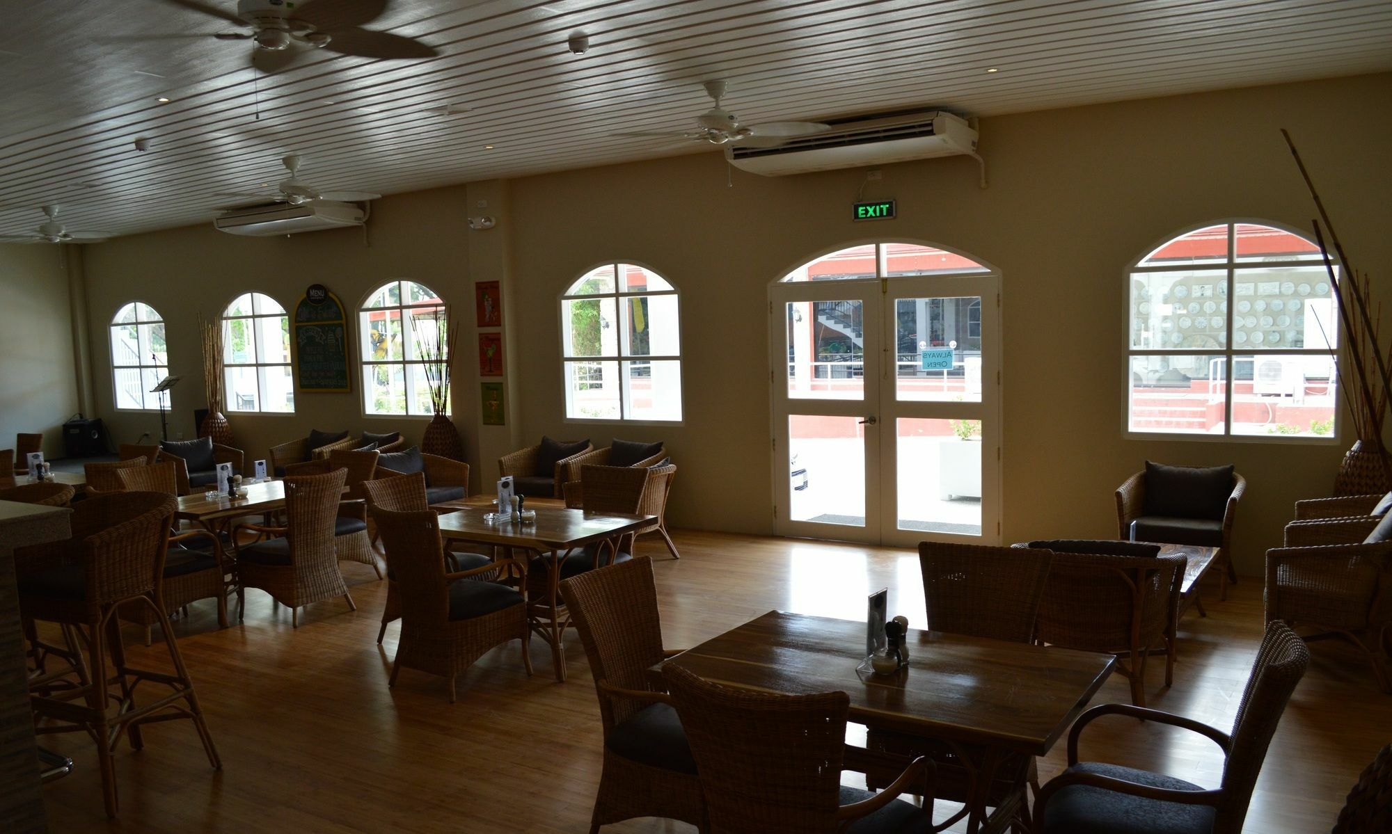 Kingsley'S Hotel And Gastro Pub Mabalacat Exteriör bild