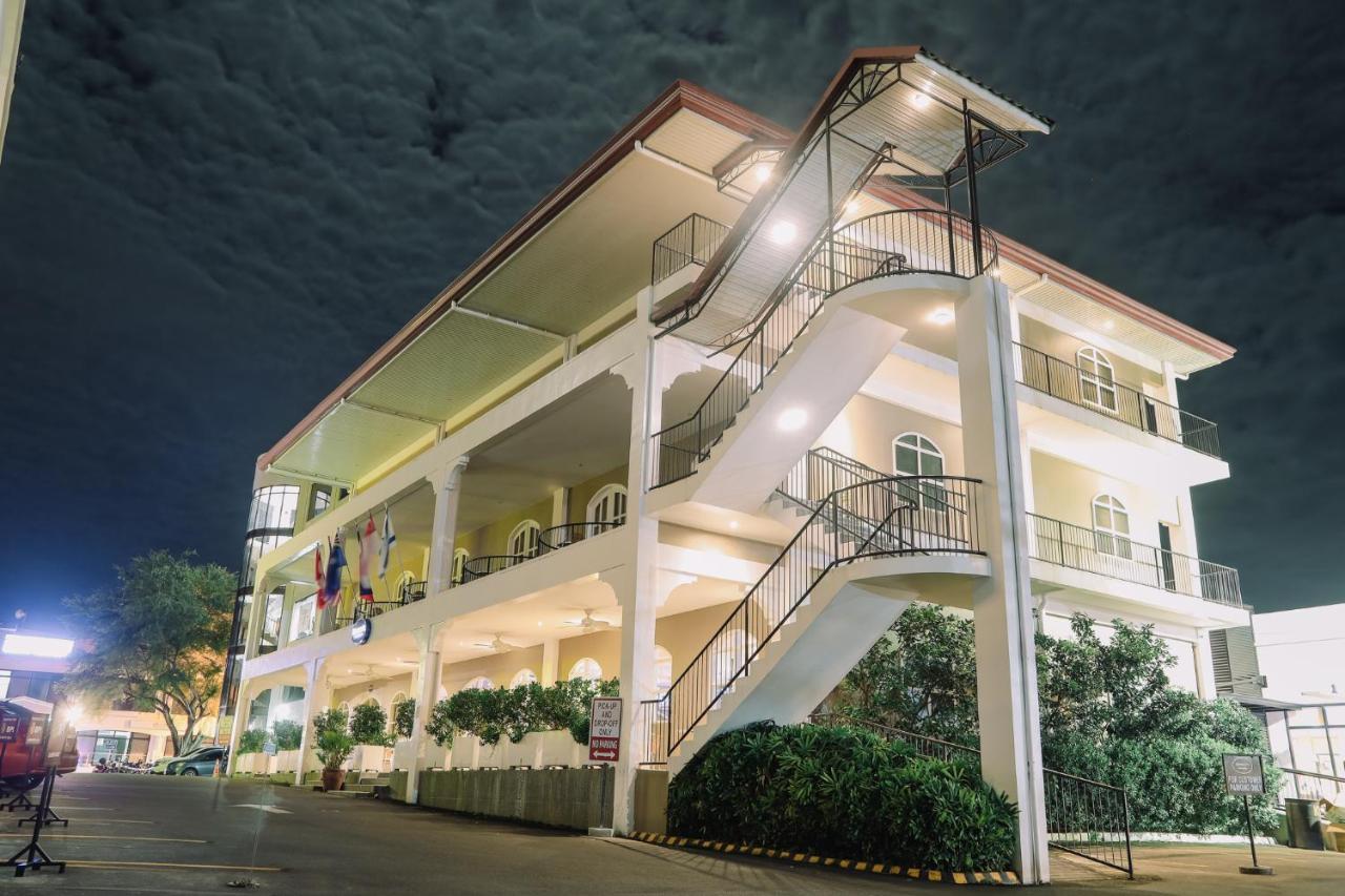Kingsley'S Hotel And Gastro Pub Mabalacat Exteriör bild
